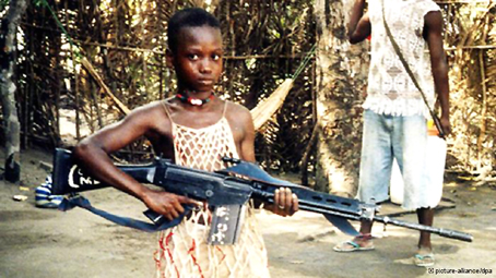 Niña soldado en Sierra Leona, a principios del 2000.