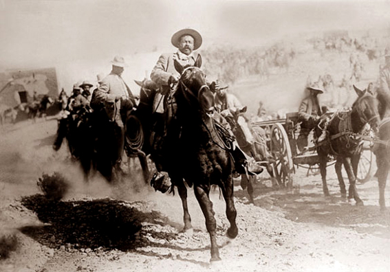 Pancho Villa actuando para las cámaras de la compañía fílmica estadounidense Mutual.