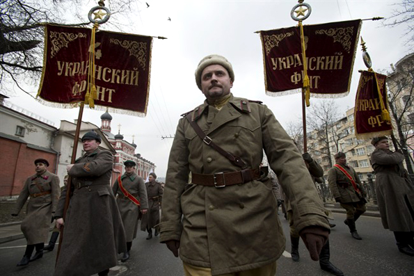 Simpatizantes ruso-ucranianos del Kremlin, ataviados con uniformes de la II Guerra Mundial. Las pancartas dicen Frente Ucraniano; 2 de marzo de 2014. Foto © www.winnipegfreepress.com