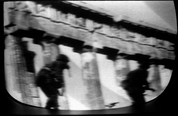 Escena de la guerra de Vietnam en un televisor Steinhoff, ca. 1964.