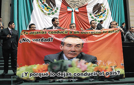 Una manta contra el entonces presidente Felipe Calderón promovida por el ex diputado Gerardo Noroña.