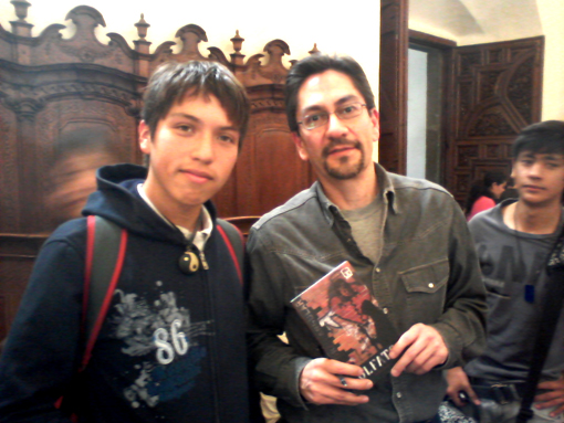 Andrés Acosta con un joven lector.