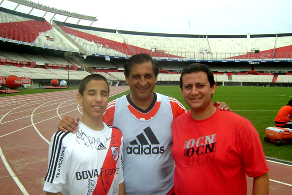 El joven nadador con el DT del River, Ramón Díaz, al centro, y su entrenador, Sebastián Nieto, a la derecha.