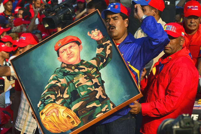 Maduro con un cartel de Chávez. Fotografía © Luis Acosta / AFP / Getty Images.