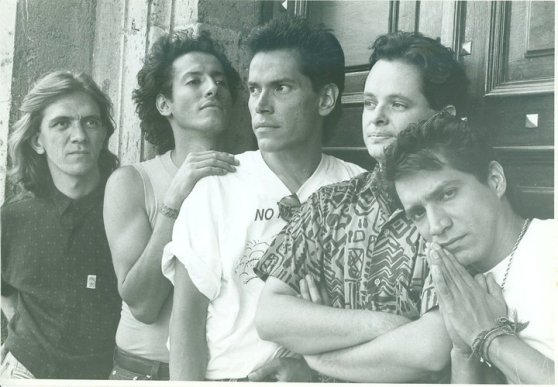 Alfredo Sánchez, Pedro Fernández, Julio Haro, Andrés Haro y Óscar Ortiz. Vestíbulo del Teatro Degollado, Guadalajara, 1988. Foto © Flor Acosta.