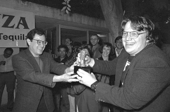 En la X Muestra de Cine Mexicano en Guadalajara. Guillermo del Toro recibe de manos del crítico, Leonardo García Tsao la estatuilla concedida por la revista Dicine a la película "Cronos".