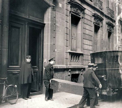 La policía francesa saca cadáveres de la casa de Petiot.