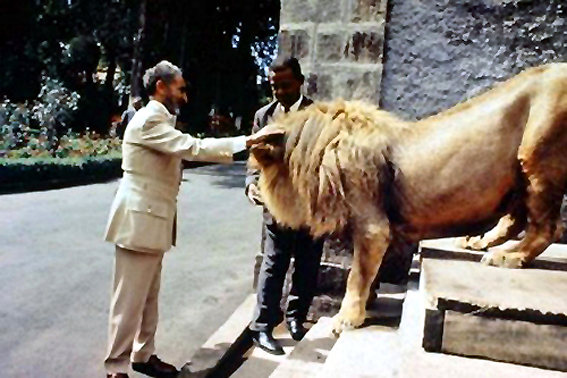 Su majestad Haile Selassie con una de sus mascotas.