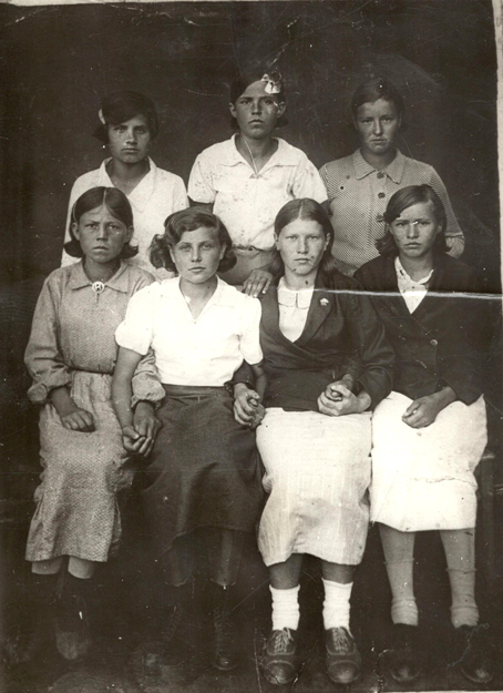 En 1940, Zoya, al centro de camisa blanca y falda negra, con amigas.
