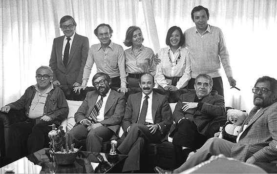 Entre otros personajes, con García Márquez, Elena Poniatowska, Carlos Monsiváis, Granados Chapa, Iván Restrepo, Margo Su y el entonces presidente Carlos Salinas.