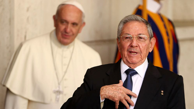 Raúl Castro, al frente; detrás, el papa Francisco. Fotografía © Noticias Univisión.