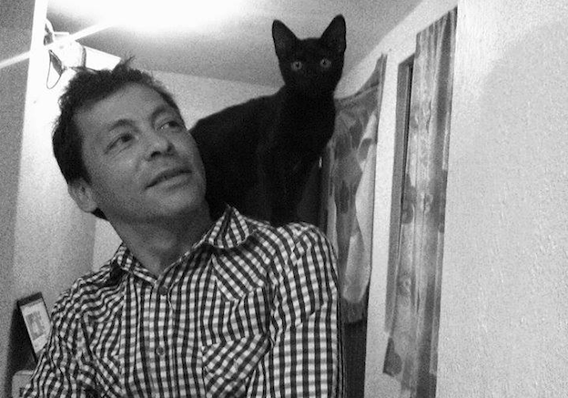 El poeta y un gato negro. Cortesía del autor.
