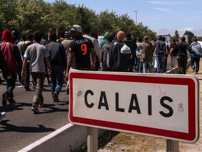 Migrantes caminan hacia Calais, en el norte de Francia. Foto © Getty/The Independent.