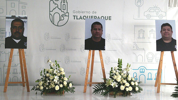 Homenaje a los tres policías asesinados. Foto © TV Azteca.
