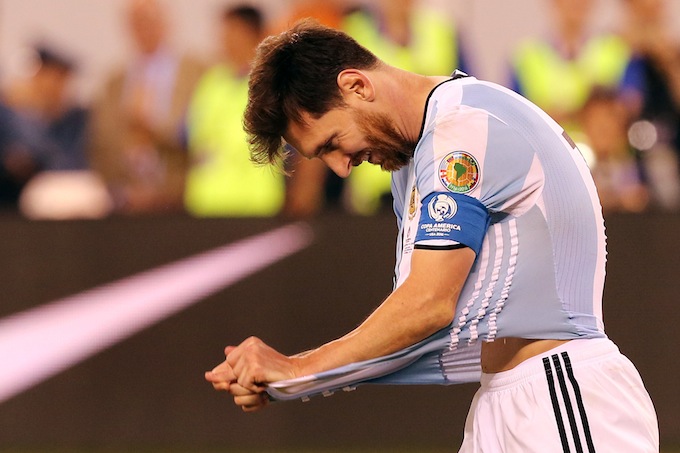 Messi se lamenta luego de fallar un penalti en la serie contra Chile en la final de la Copa América Centenario en el estadio MetLife de East Rutherford, Nueva Jersey. EFE.