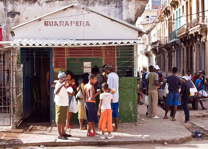 Un viejo expendio de jugo de caña, en La Habana.
