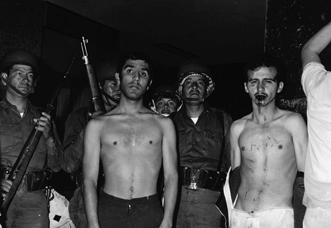González de Alba detenido por el ejército la noche del 2 de octubre de 1968.